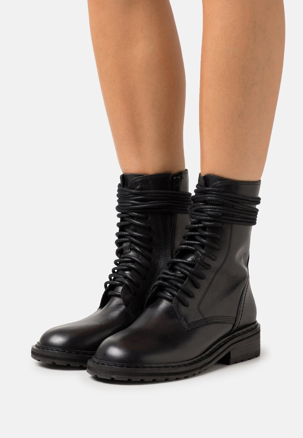 

Ботильоны на шнуровке Clarks, черный