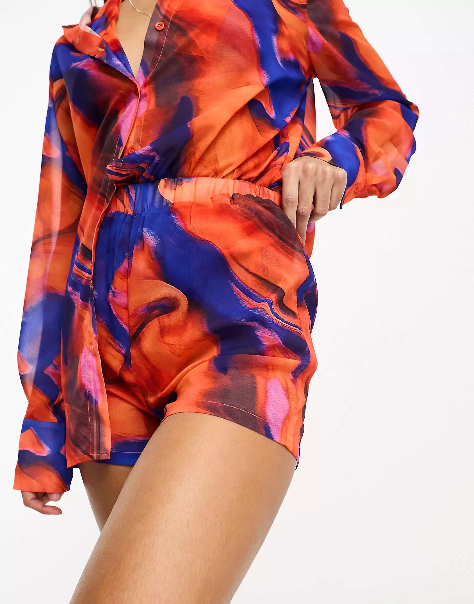 цена Разноцветные шифоновые пляжные шорты с абстрактным принтом Public Desire