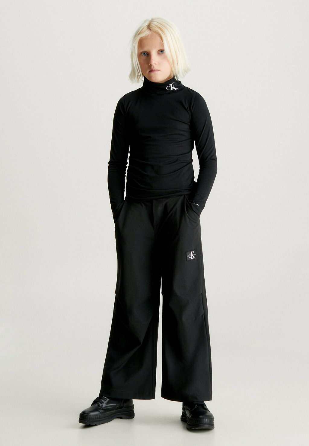 

Брюки Wide Leg Calvin Klein Jeans, цвет ckblack