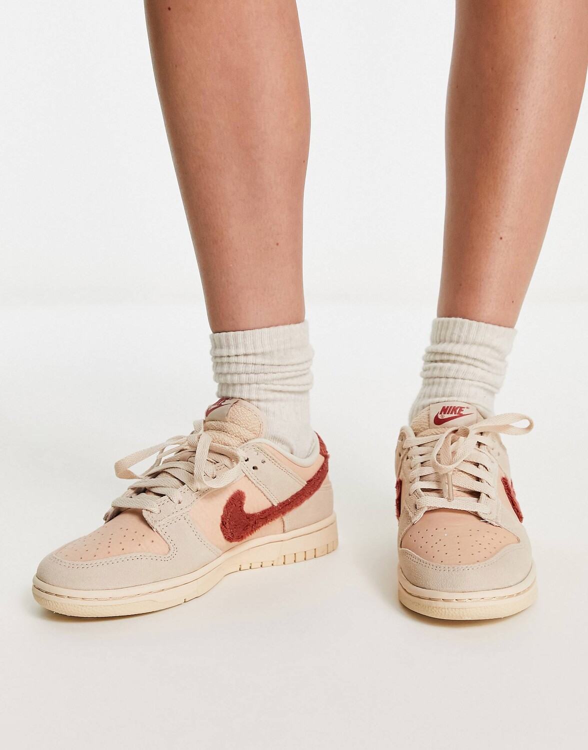 

Уютные кроссовки Nike Dunk Low цвета камня и коричневого цвета