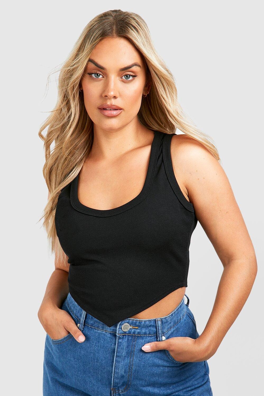 

Топ-майка plus с толстой перевозкой и светлым вырезом и окруженным номом Boohoo, черный
