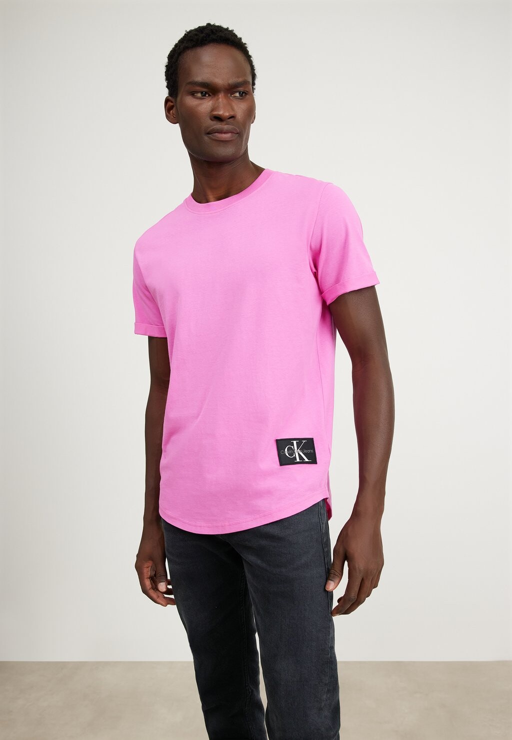 

Базовая футболка Badge Turn Up Sleeve Calvin Klein Jeans, цвет pink amour