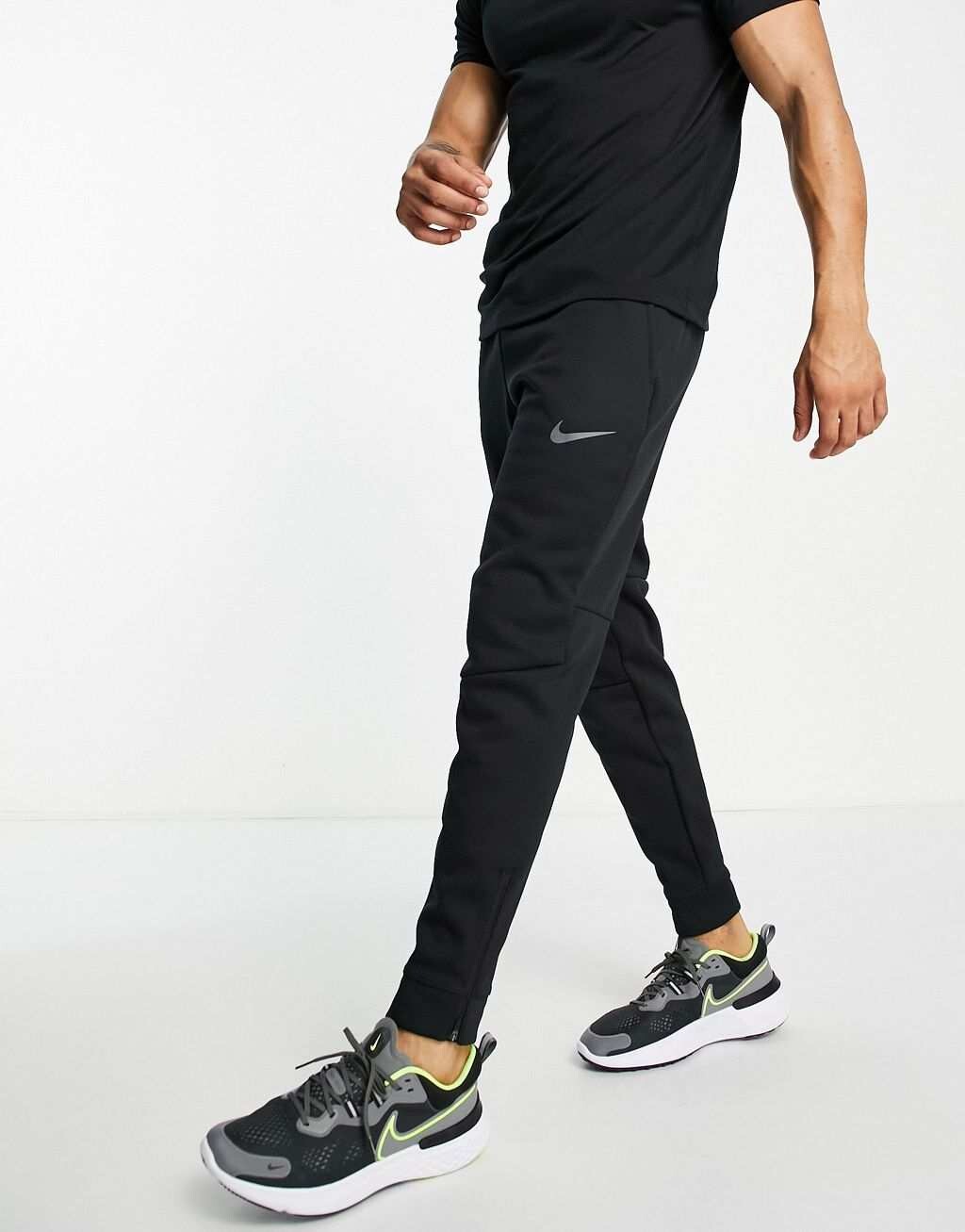 

Черные джоггеры Nike Training Pro Sphere Therma-FIT