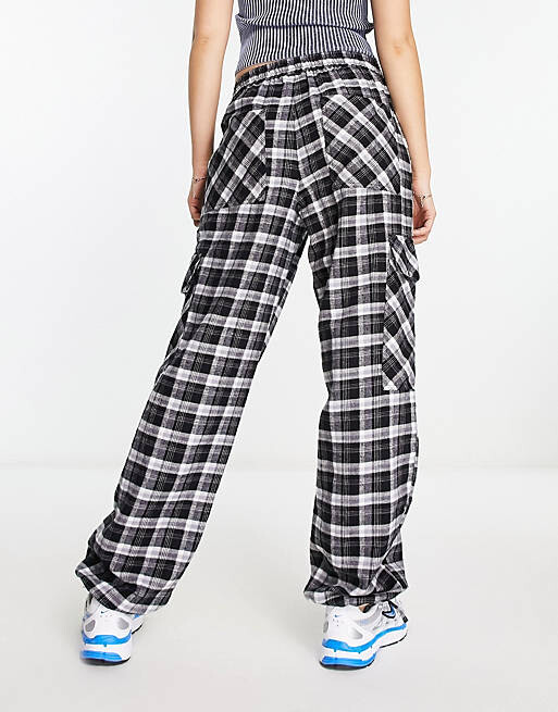 

Черные брюки-карго в сатинированную клетку ASOS DESIGN, Черный
