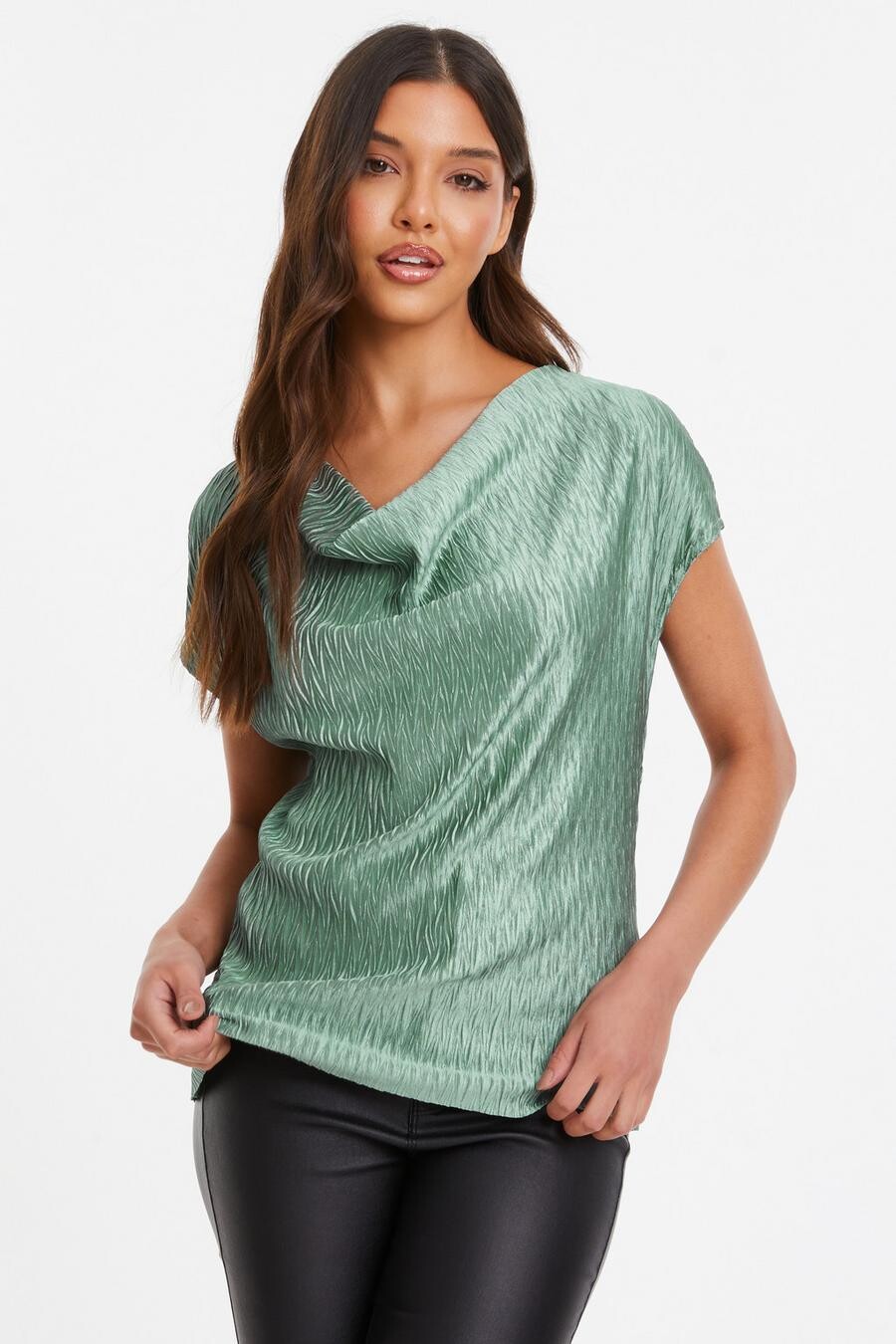 

Сатиновый топ цвета шалфея QUIZ Clothing