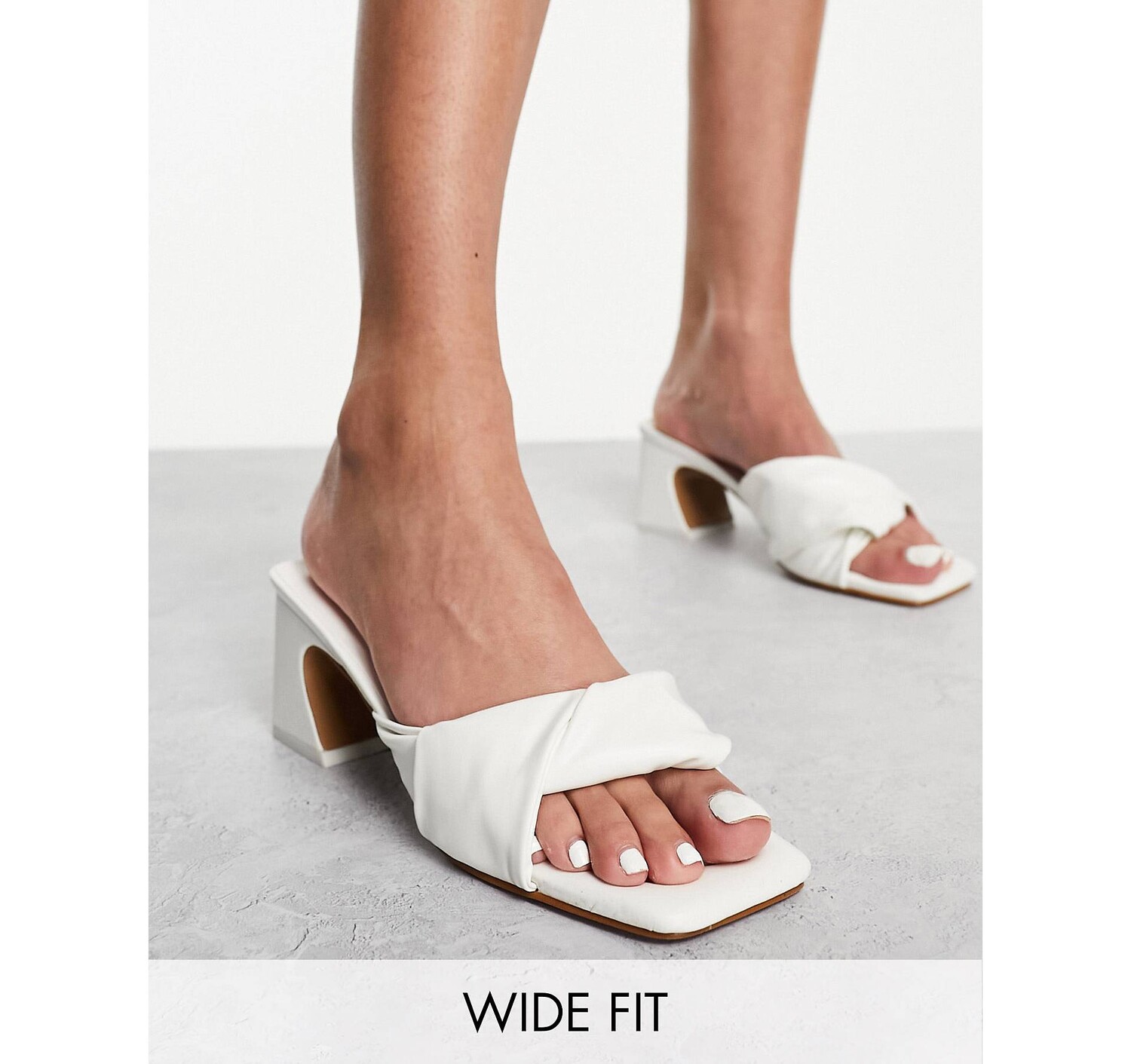

Белые мягкие стеганые мюли Simply Be Wide Fit