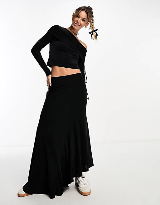 

Черный топ с открытыми плечами и рюшами ASOS DESIGN
