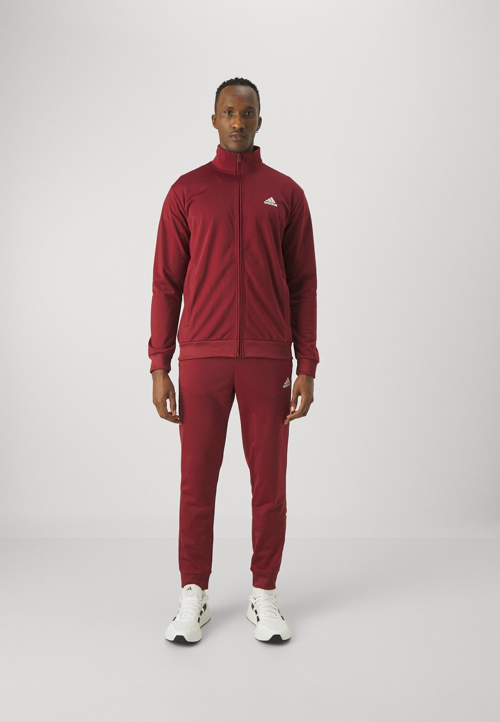 сандалии adidas adilette shower цвет shadow red sandy beige metallic shadow red Спортивный костюм BASIC LINEAR LOGO TRACKSUIT adidas Sportswear, цвет shadow red