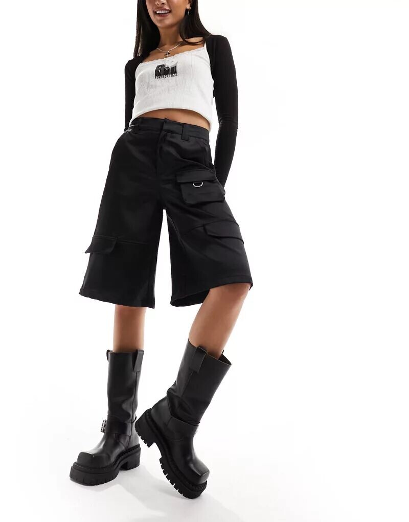 

Черные атласные шорты карго Bershka