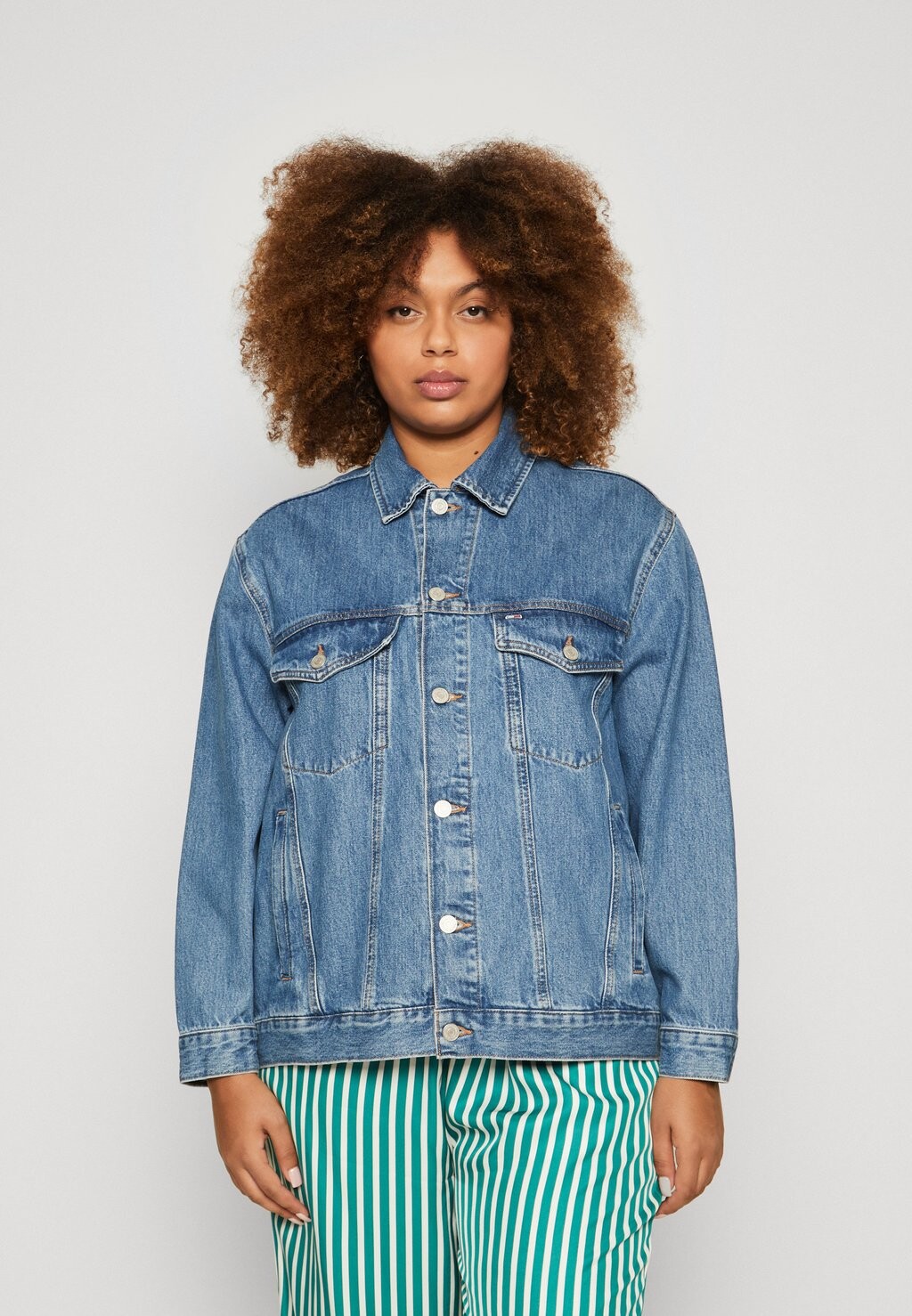 

Джинсовая куртка TRUCKER JACKET Tommy Jeans Curve, синий деним