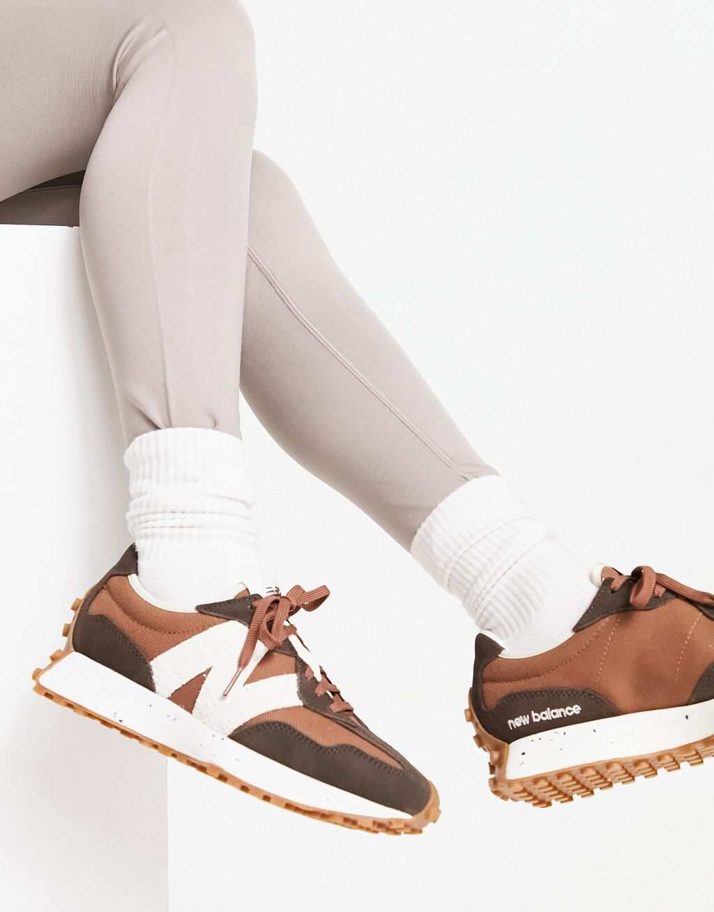 

Коричневые кроссовки New Balance 327