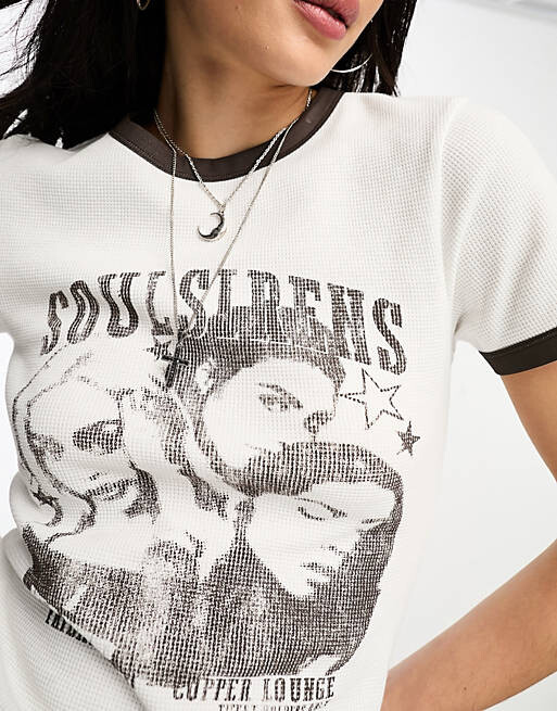 

Кремовая футболка с вафельным рисунком и рисунком на ленте ASOS DESIGN 70-х годов, Бежевый