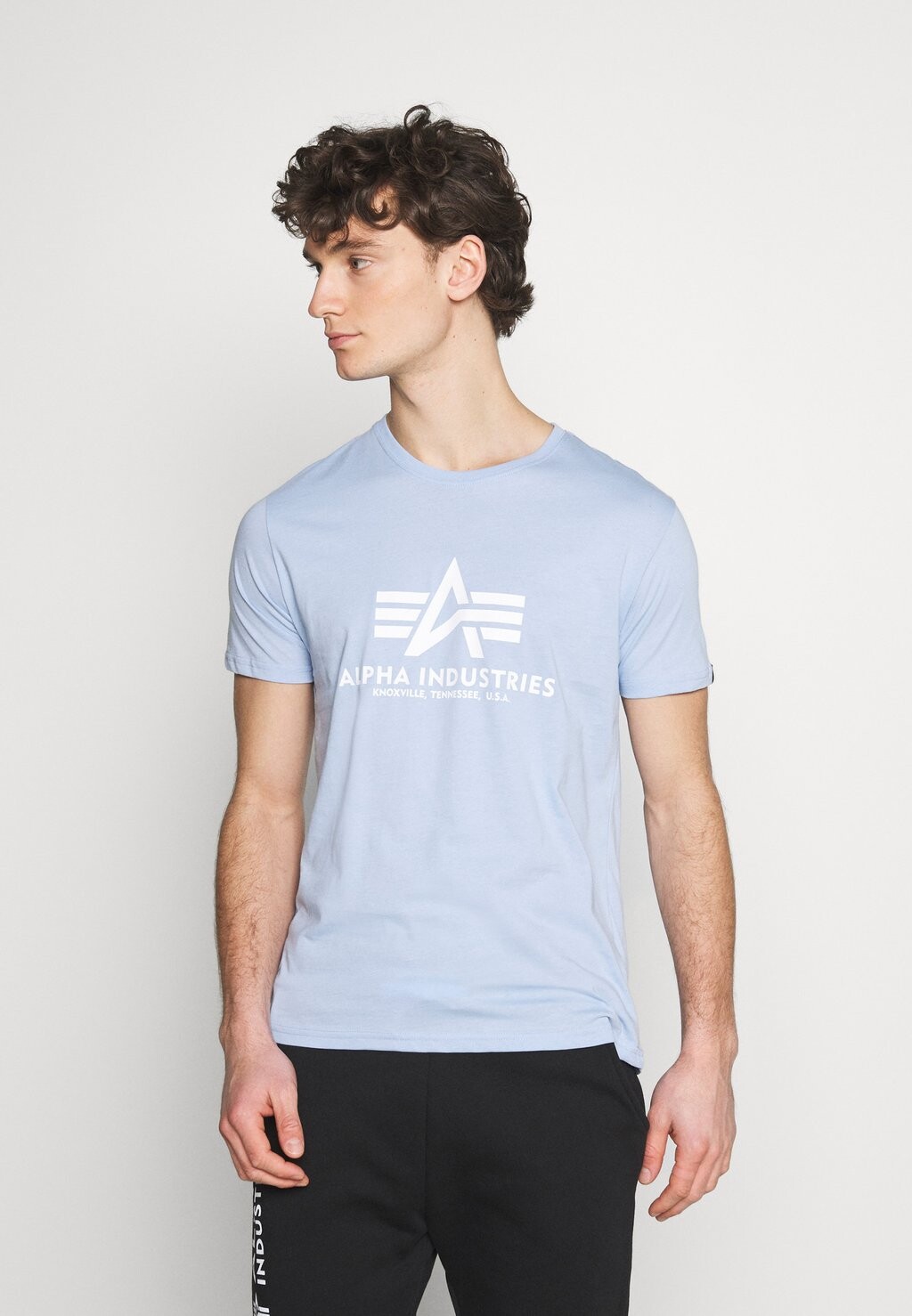 

Футболка с принтом Alpha Industries, светло-синий