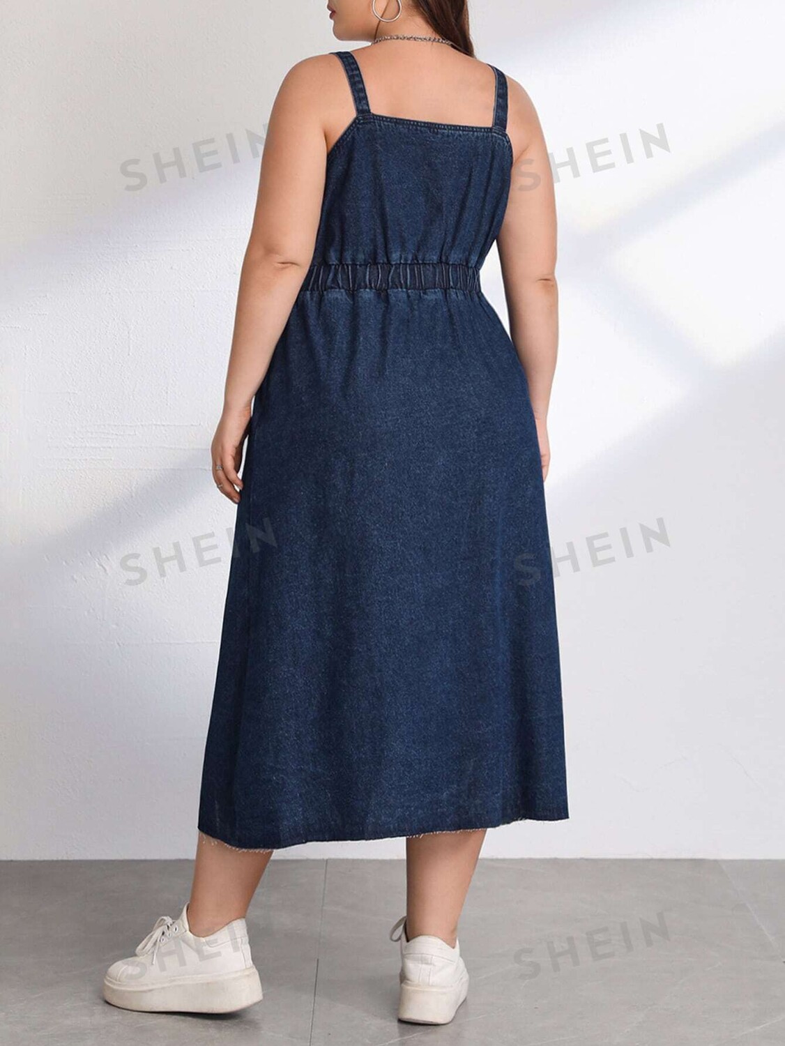 

Джинсовое платье-комбинация EZwear Plus на пуговицах спереди Shein, тёмно-синий