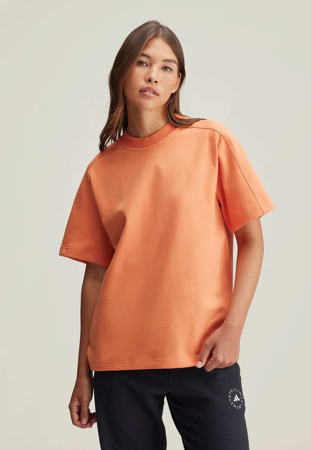 

Принт на футболке LOGO TEE adidas, оранжевый