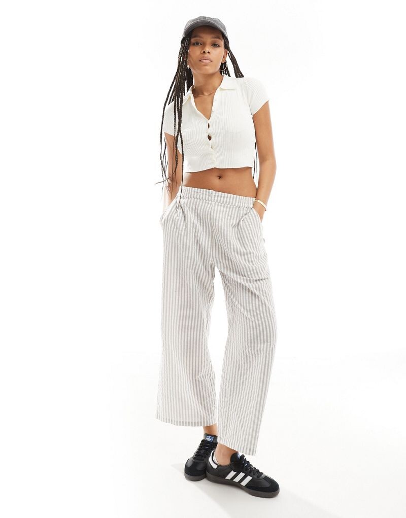 

Укороченные брюки с хлястиком на поясе ASOS DESIGN в серую полоску
