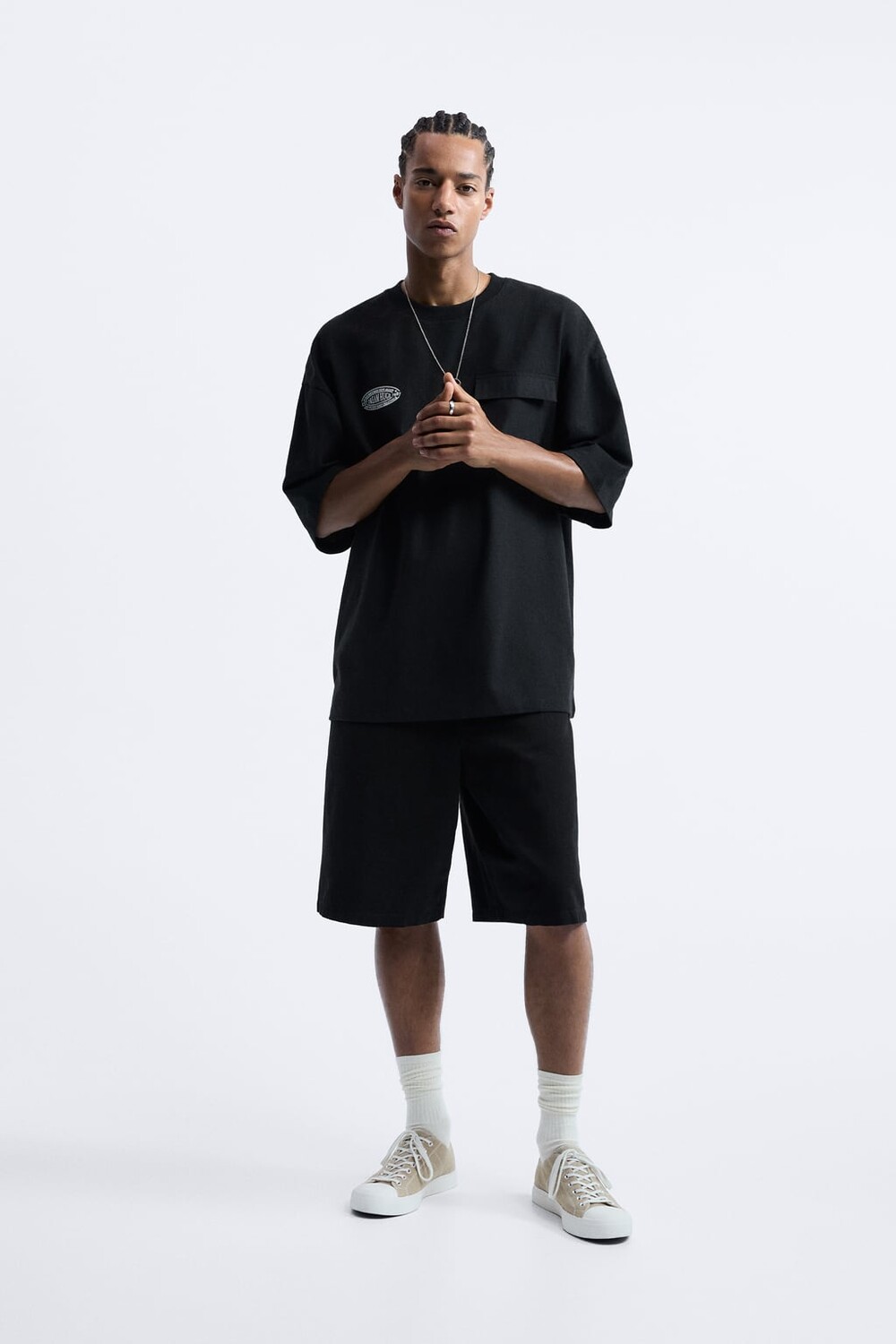 

Футболка с контрастным карманом ZARA, черный