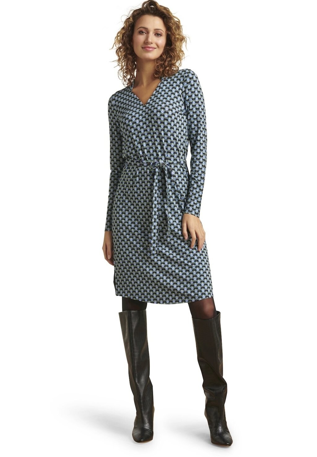 

Дневное платье WITH GEOMETRIC RETRO P Smashed Lemon, цвет black blue