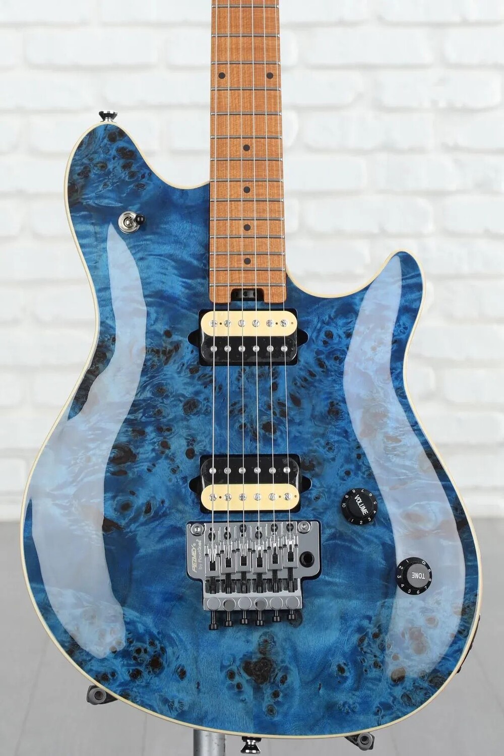 

Новая электрогитара Peavey HP 2 Poplar Burl - прозрачный синий