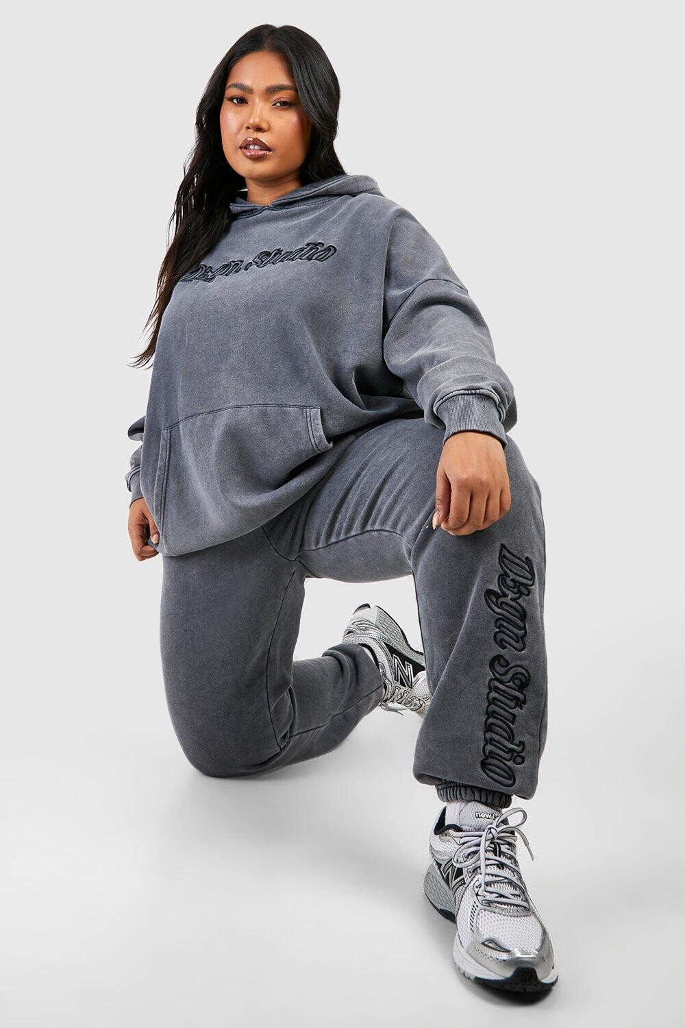 

Большие спортивные брюки Plus Dsgn Studio 3d с вышивкой Acid Wash boohoo, серый