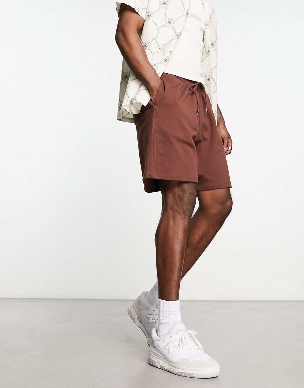 

Коричневые шорты из джерси оверсайз средней длины ASOS DESIGN