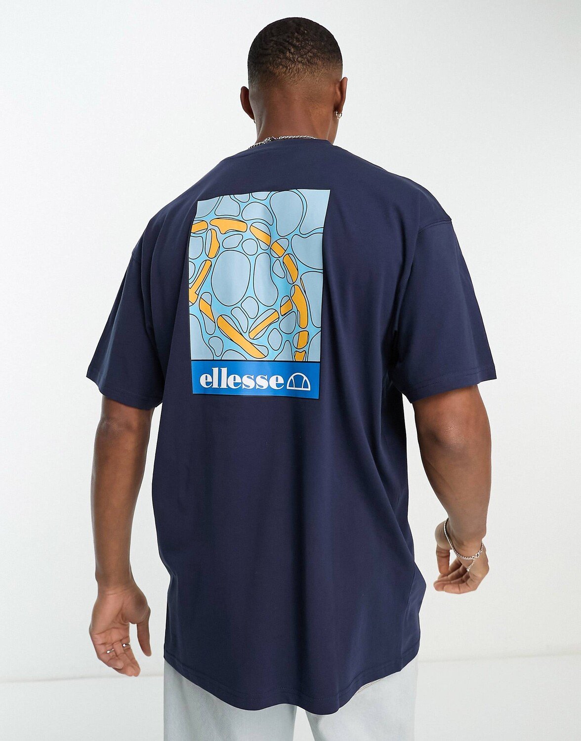 

Темно-синяя футболка с принтом на спине ellesse Aquria