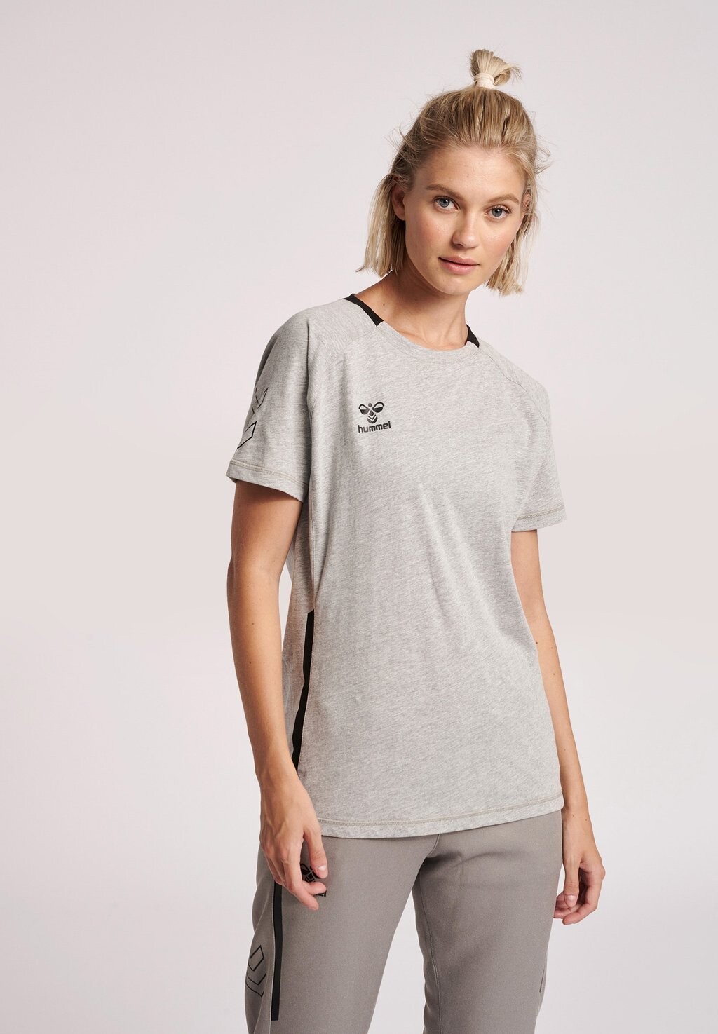 

Футболка с принтом Hummel, серый меланж