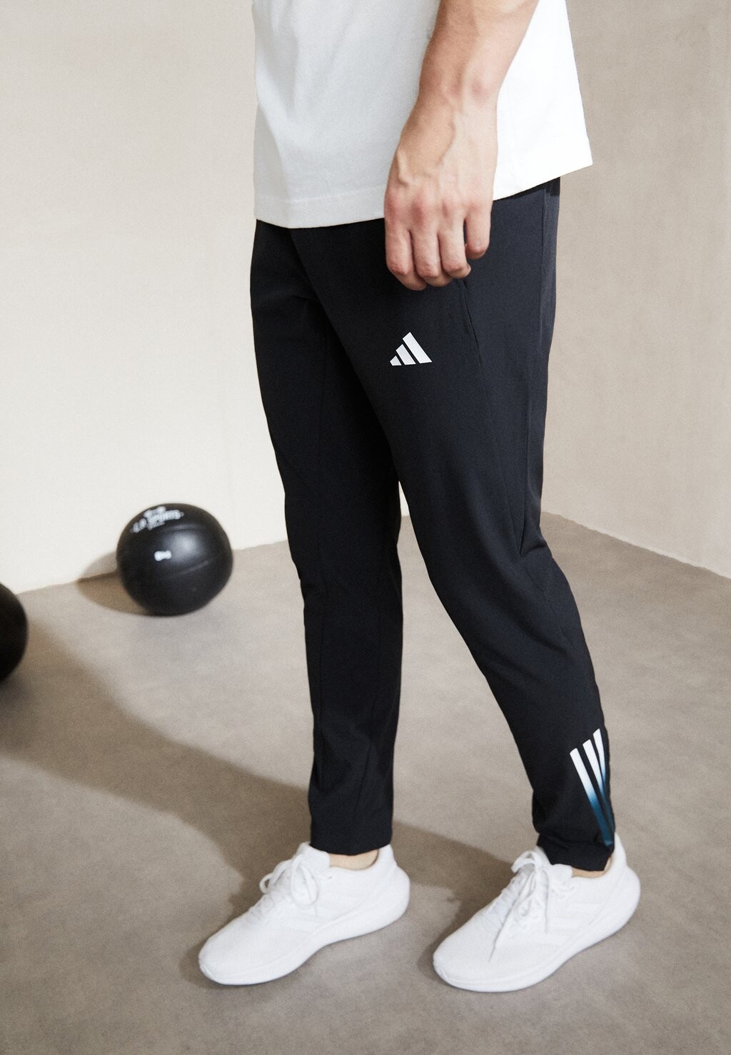 

Спортивные брюки Adidas