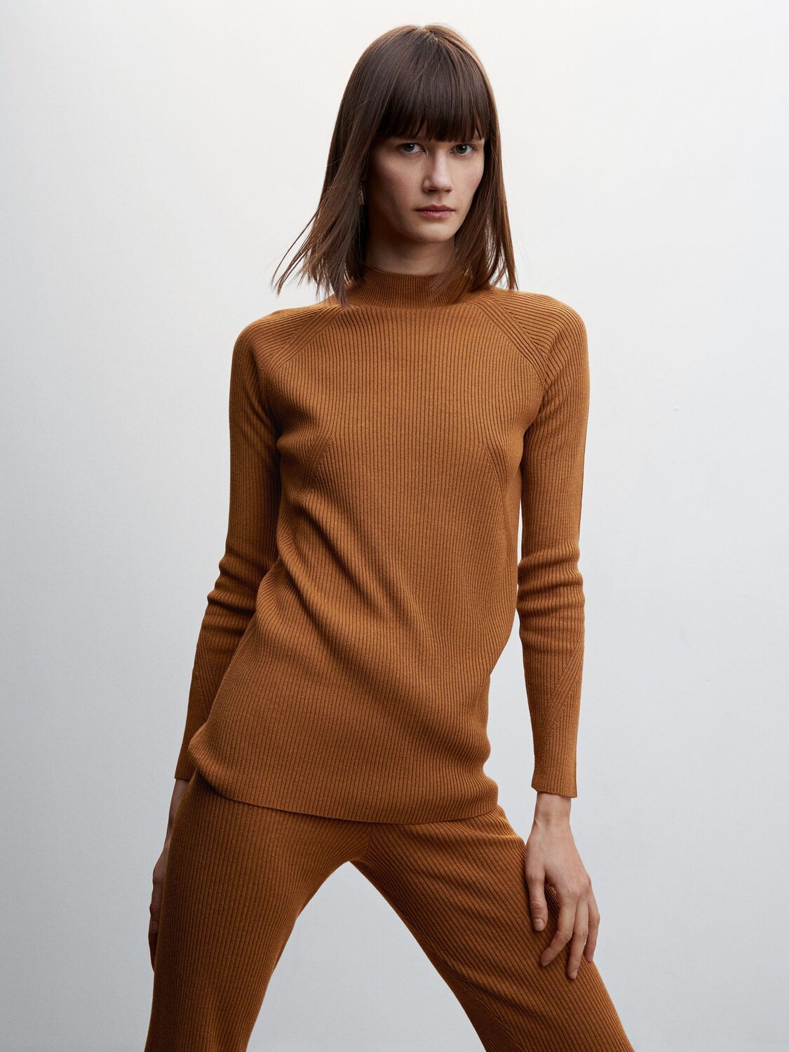 

Свитер с высоким воротником в рубчик Mango Layers, табачно-коричневый