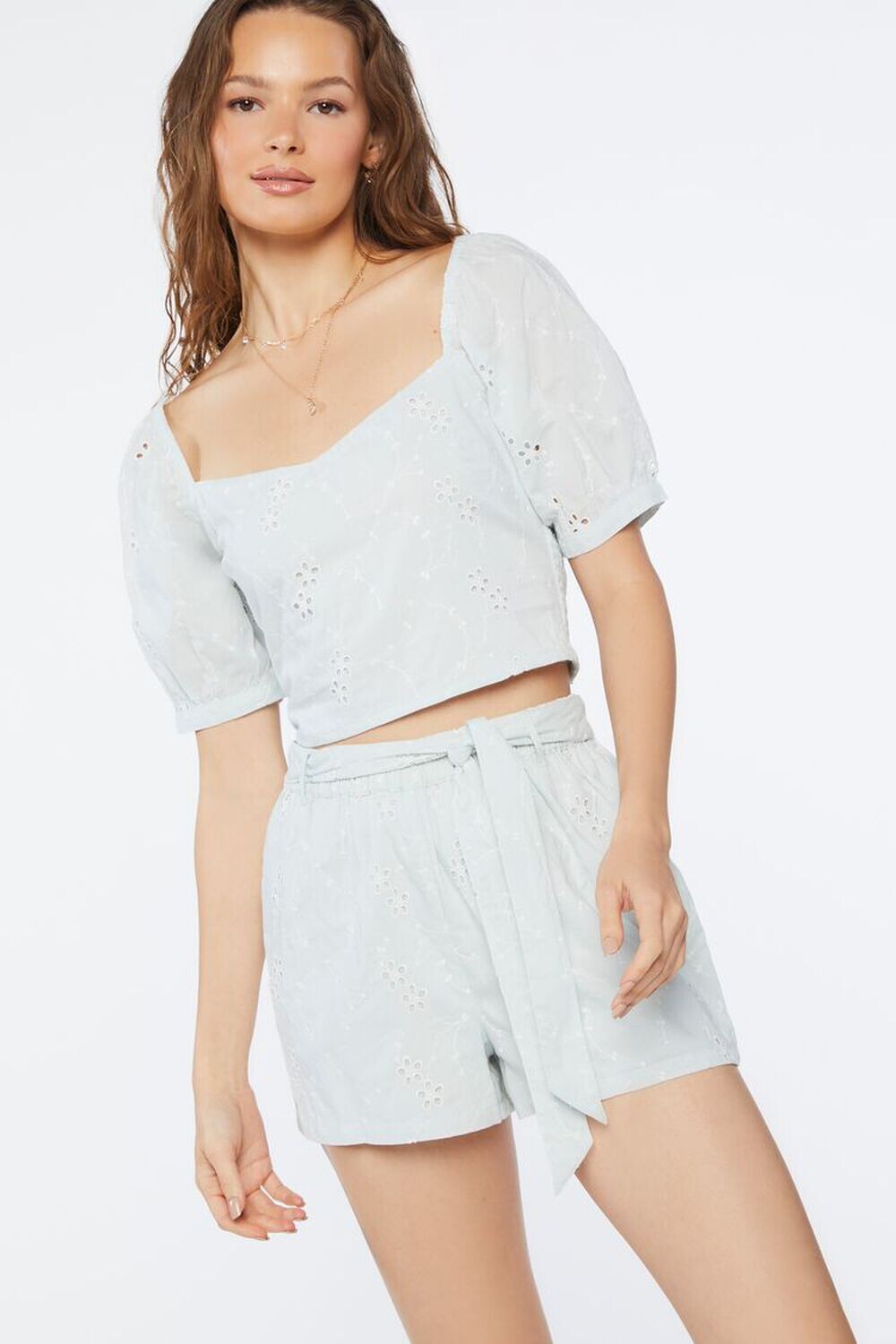 

Укороченный топ с цветочной вышивкой Forever 21