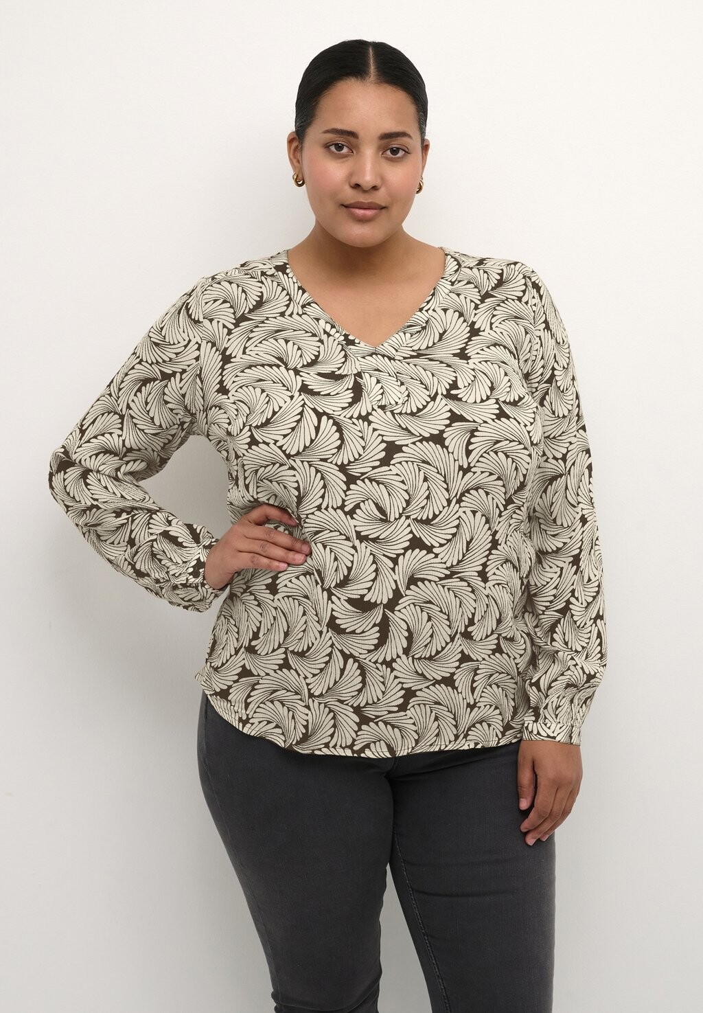 

Блузка Kaffe Curve KCMARINA AMI V-NECK, цвет forest night fan print