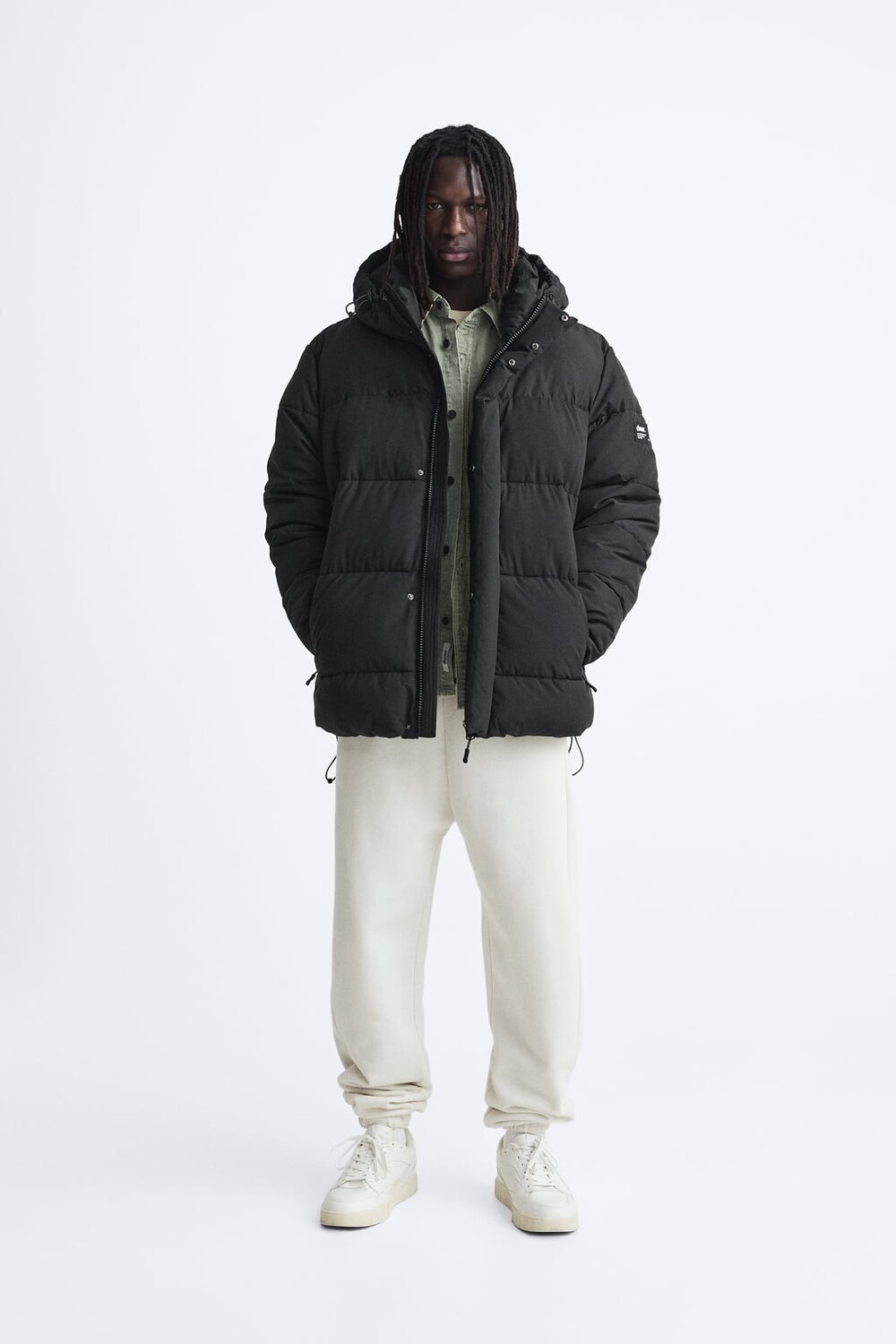 

Пуховик с капюшоном ZARA, черный