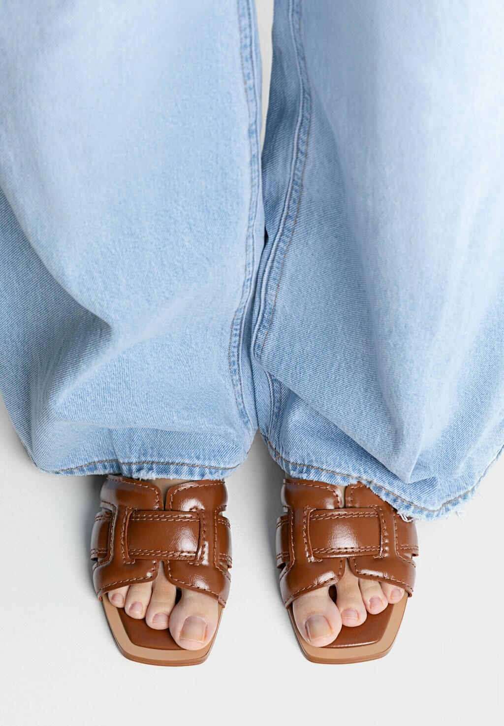 

Мюли без каблука Flat Strappy Stradivarius, коричневый