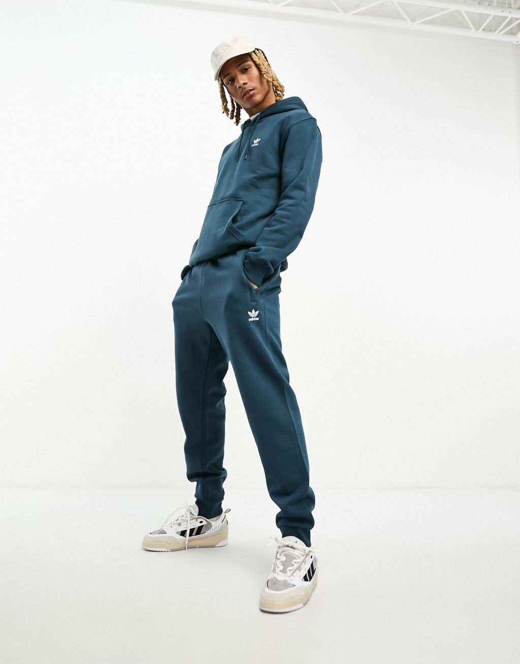 

Темно-синие спортивные брюки adidas Originals Trefoil Essentials