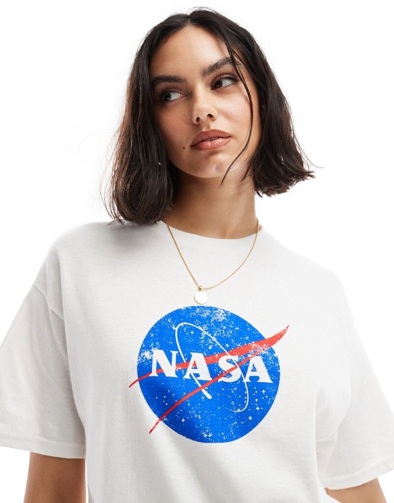 

Белая футболка оверсайз с лицензионным изображением NASA ASOS DESIGN