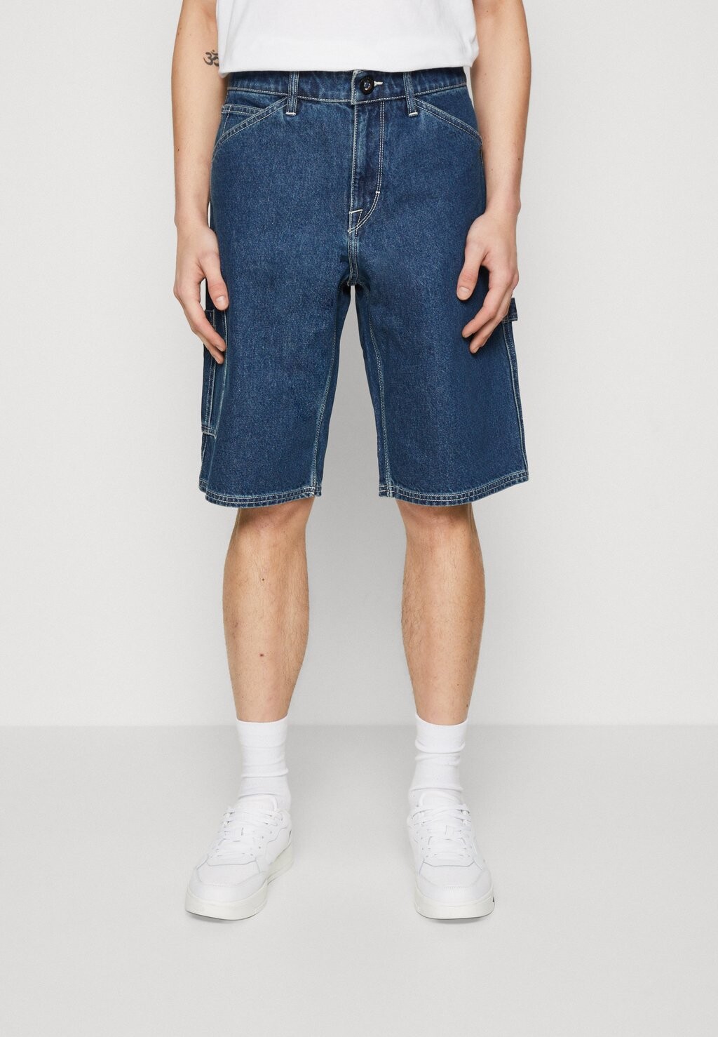 

Джинсовые шорты Volcom