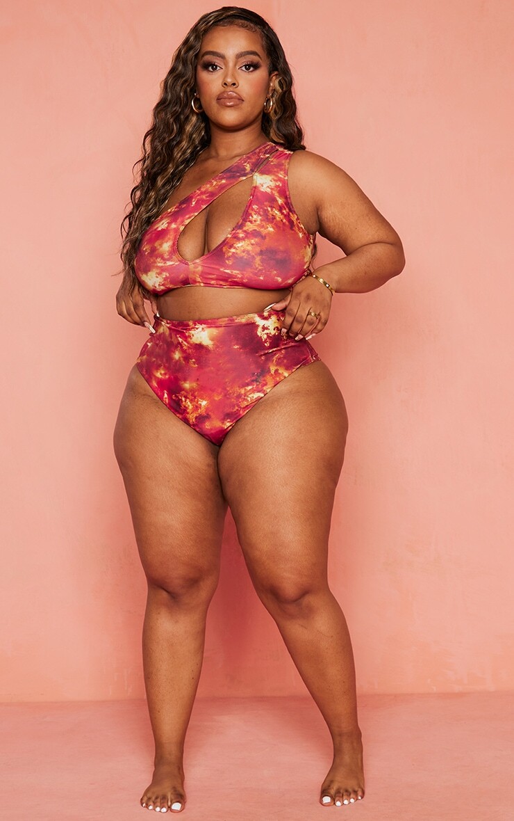 

PrettyLittleThing Оранжевый топ бикини на одно плечо с принтом тай-дай