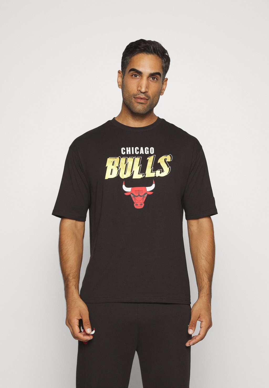

Team Nba Chicago Bulls Team Script Tee New Era, цвет black/gold