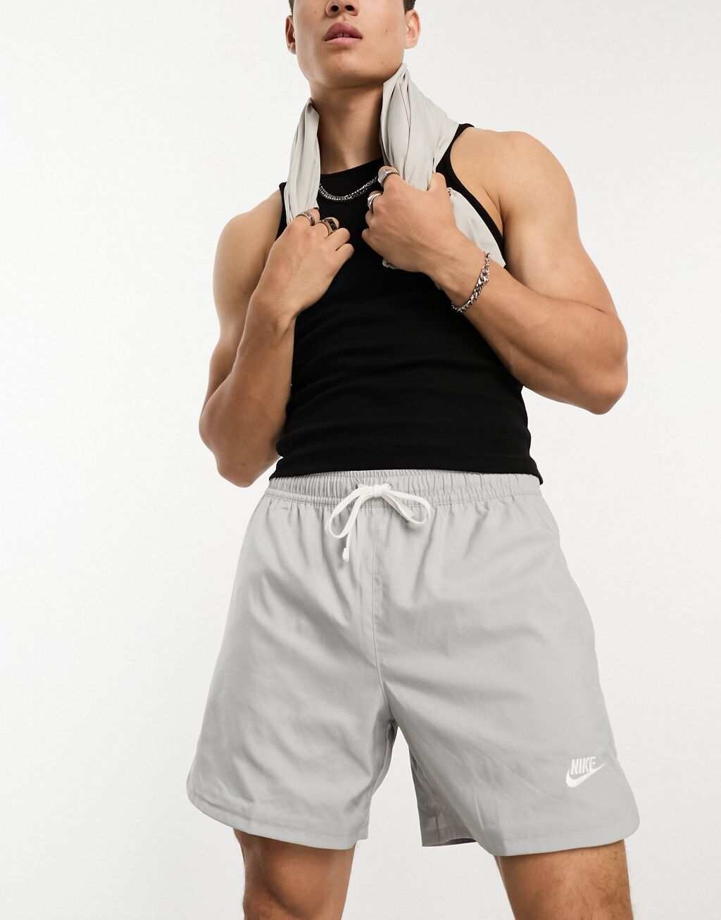

Серые тканые шорты Nike Club