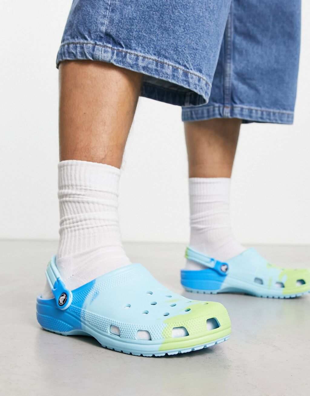 

Классические сабо Crocs с синим омбре