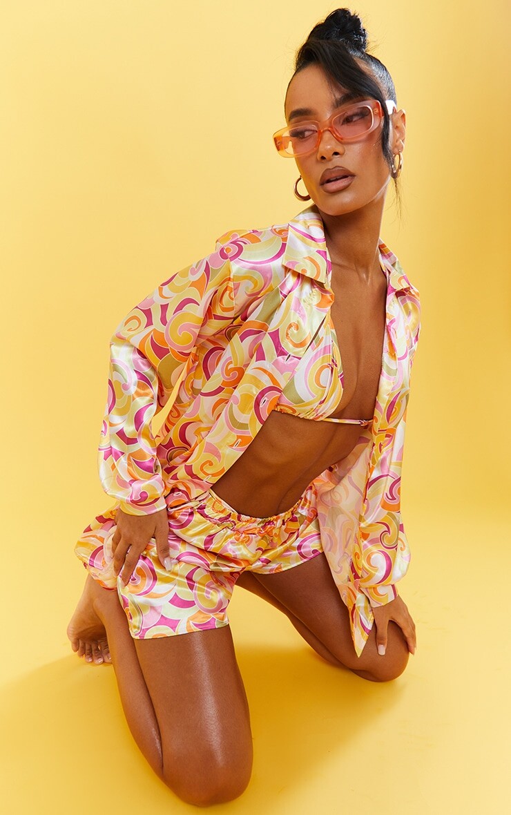 

PrettyLittleThing Желтая атласная пляжная рубашка с абстрактным принтом и завитками
