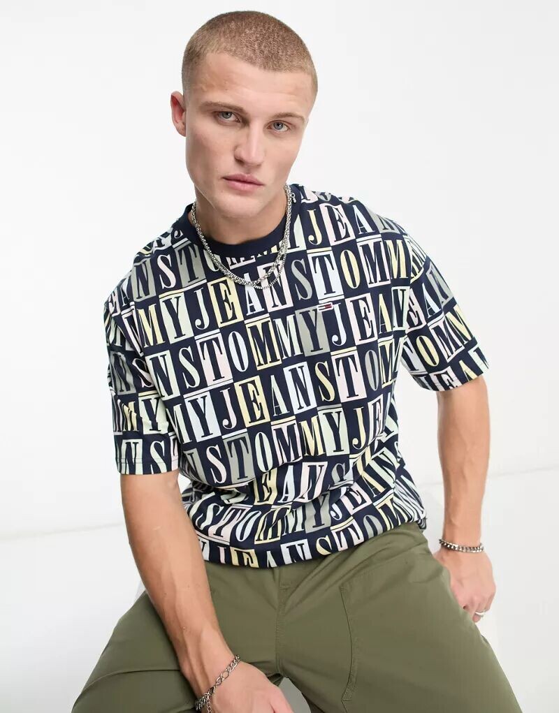 

Черная оверсайз-футболка Tommy Jeans с логотипом по всей поверхности