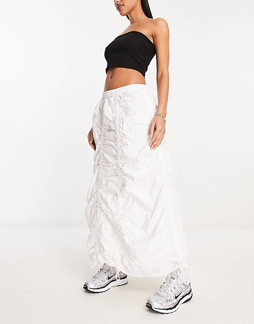 Белая практичная юбка миди со сборками COLLUSION юбка панинтер практичная 44 размер