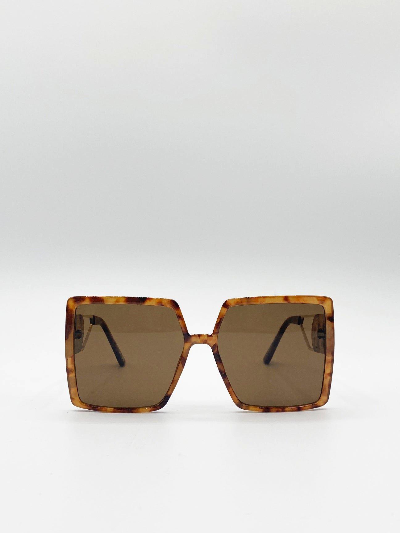 цена Крупные квадратные солнцезащитные очки с деталью височной оправы SVNX, коричневый