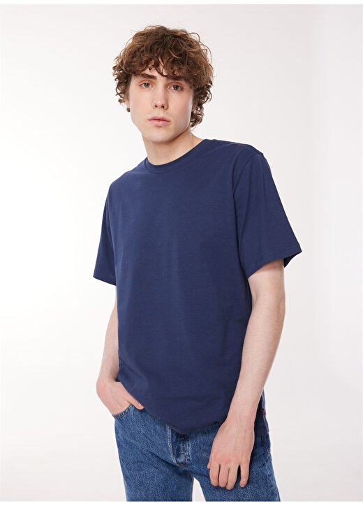 

Однотонная синяя мужская футболка с круглым вырезом A9437-0001_CLASSIC RELAXED TEE NAVA Levis, синий