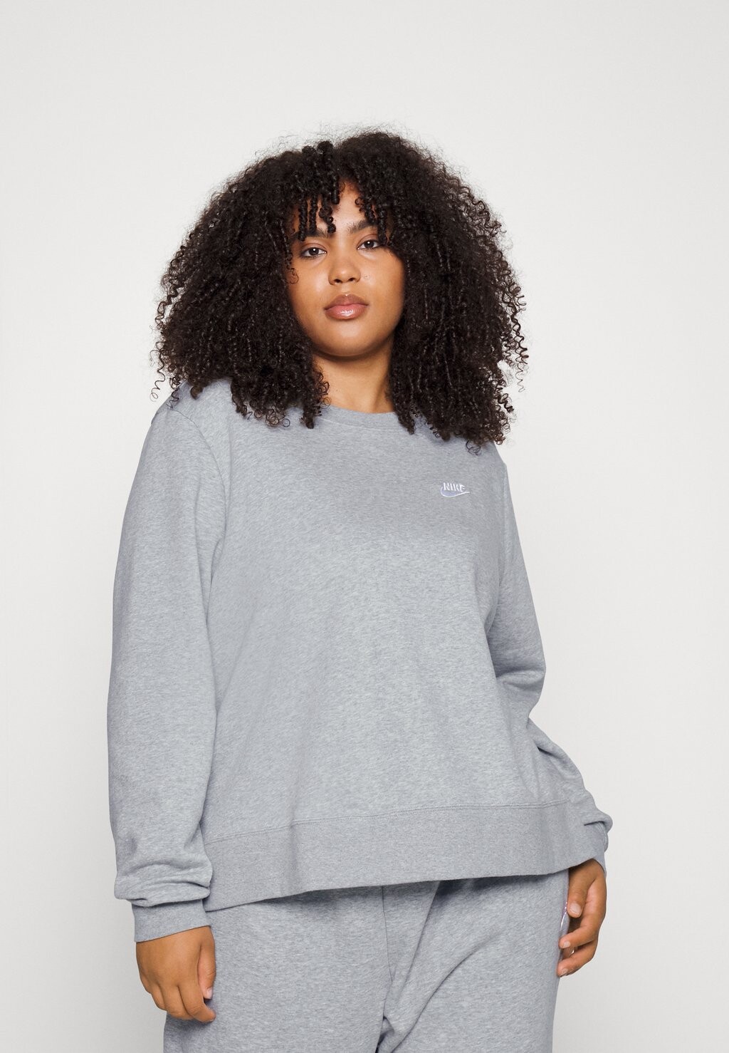 

Толстовка Nike Club Crew, серый меланж / белый