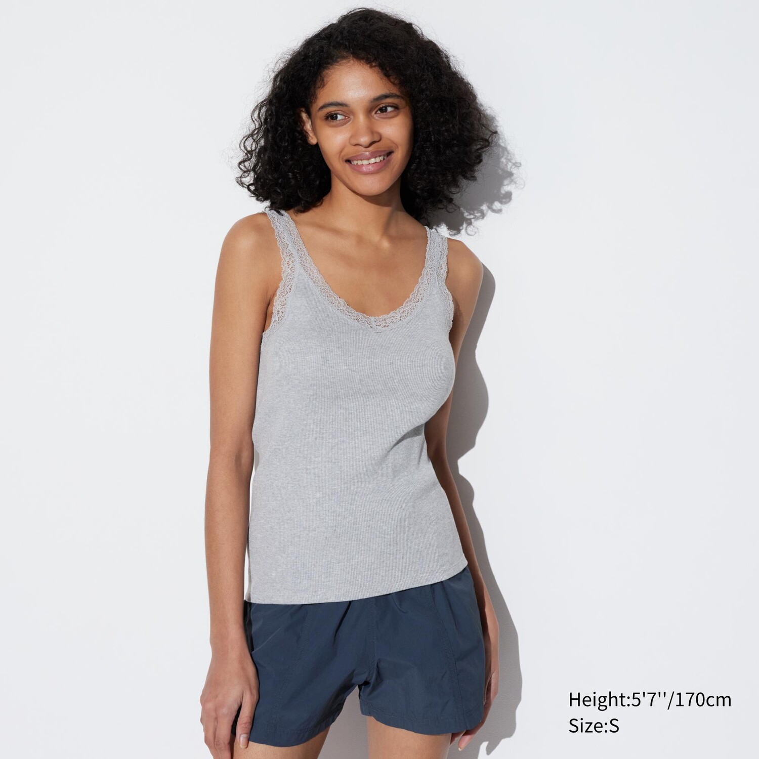 

Топ Uniqlo с кружевными вставками, серый