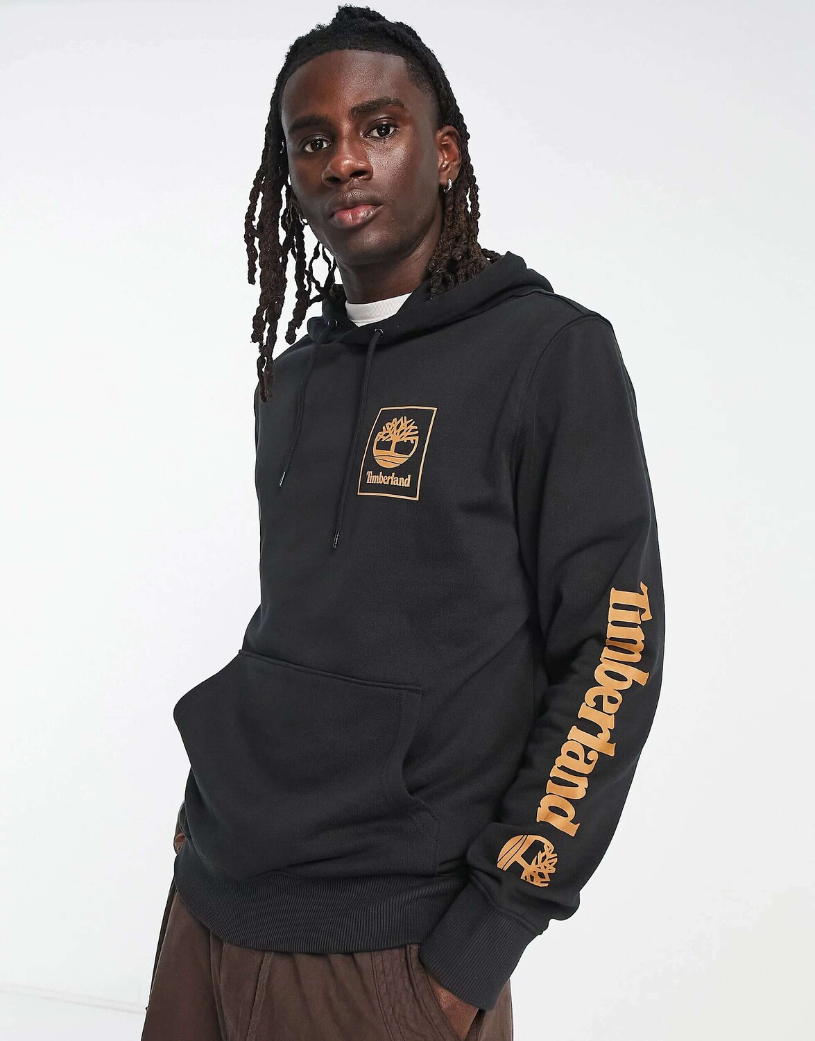 

Черная худи с логотипом Timberland stack и принтом на рукавах, Черный