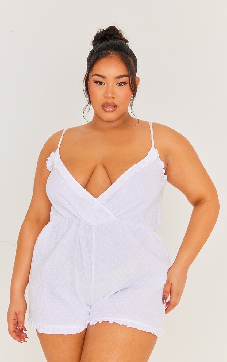 

PrettyLittleThing Белый комбинезон Plus с рюшами и подолом