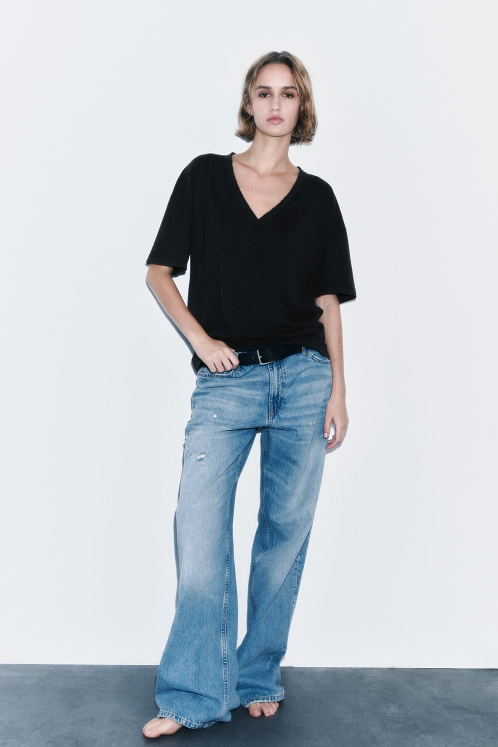 

Футболка с потерянным эффектом v-образным вырезом ZARA, серый